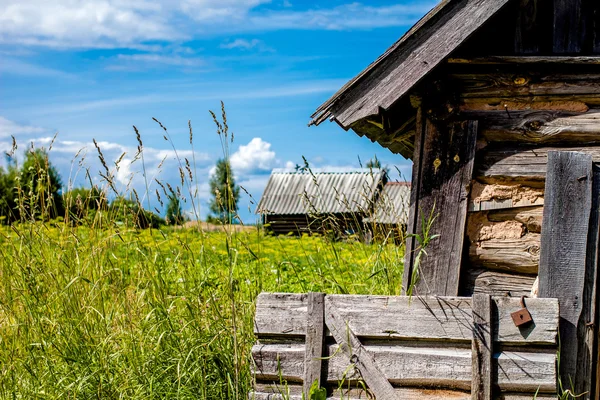 Casas velhas em um contexto de céu azul na aldeia em verão — Fotografia de Stock