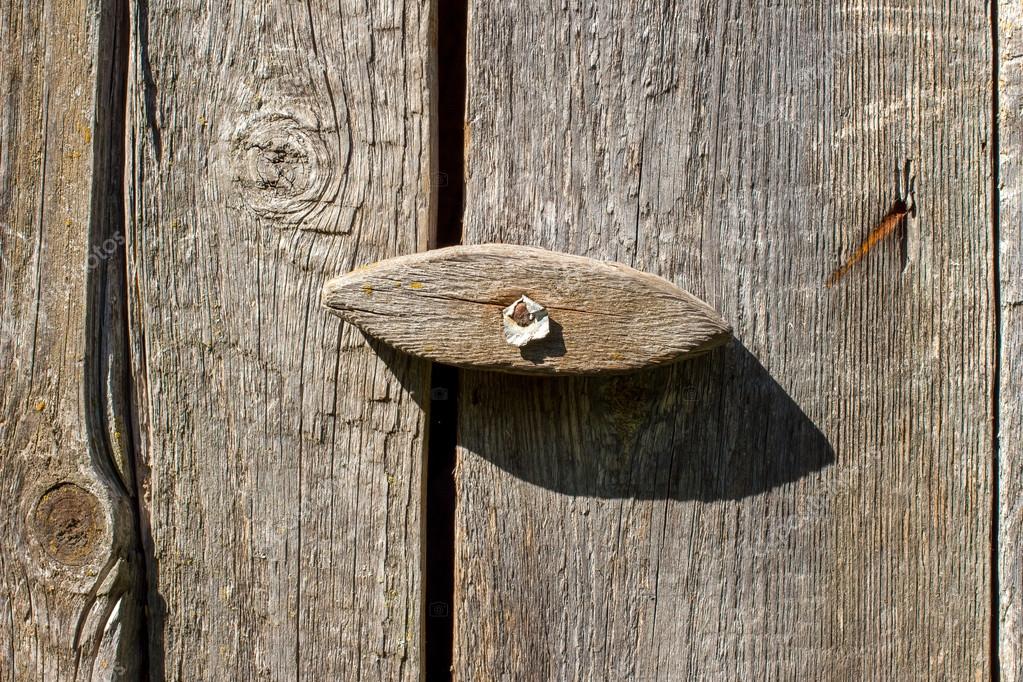 https://st2.depositphotos.com/5266399/8226/i/950/depositphotos_82269546-stock-photo-old-wooden-door-lock-on.jpg