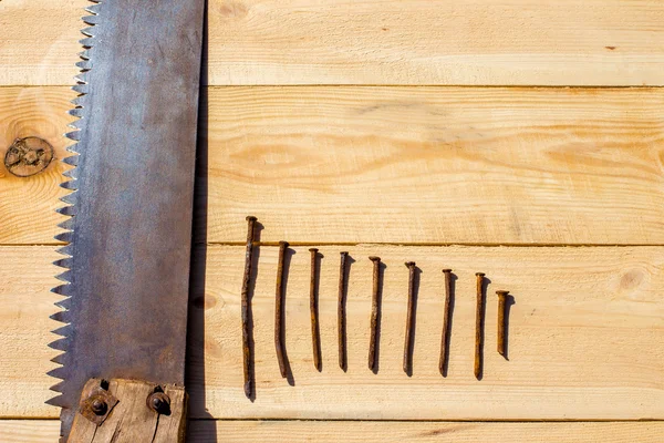 Dokuz çivi ve rusty ahşap bir masa üzerinde gördüm
