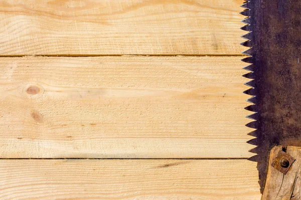 Rusty sağ tarafındaki ahşap masada gördüm.