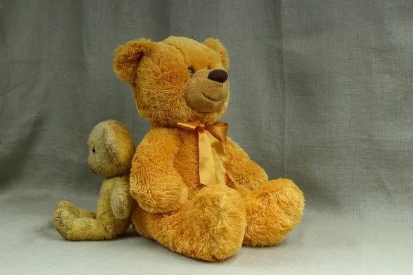 Laranja sorridente e vintage ursos de pelúcia amarelos — Fotografia de Stock