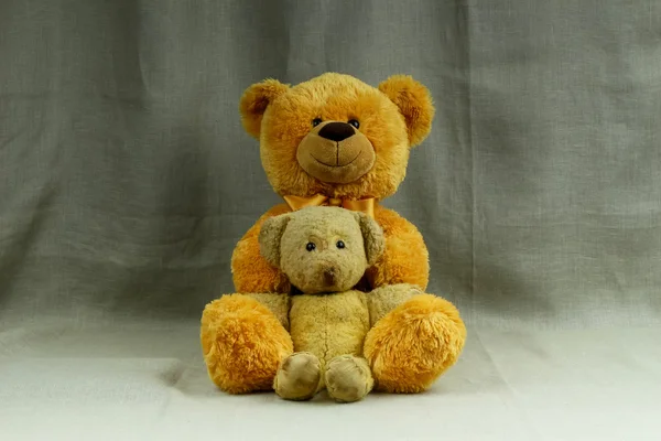 Büyük portakal gülümseyen ve küçük bir vintage oyuncak ayılar sarı — Stok fotoğraf