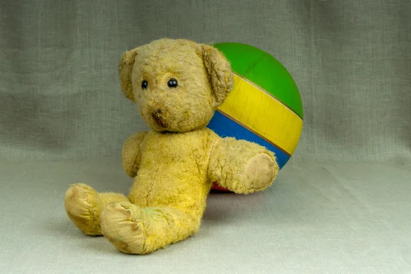 Vintage κίτρινο αρκουδάκι με ένα ριγέ μπάλα — Φωτογραφία Αρχείου