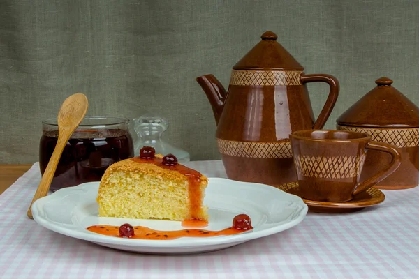 Pamuk peçete üzerinde beyaz tabakta ev yapımı bisküvi