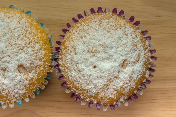 Pudra şekeri ile iki ev yapımı cupcakes