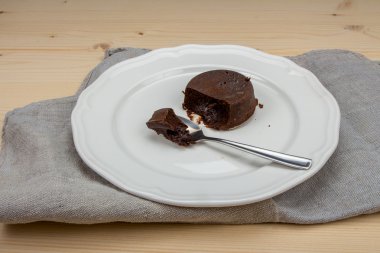 Çikolatalı kek üzerine beyaz tabak Önden Görünüm