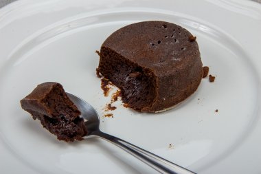 Beyaz tabak clolse-up üzerinde çikolatalı kek