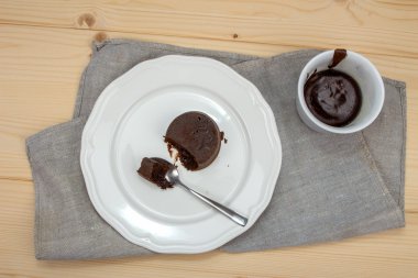 Keten kumaş üzerine beyaz tabakta çikolatalı kek