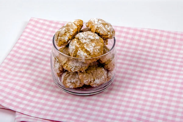 Amaretti ในขวดแก้วบนผ้าเช็ดปากเช็คเกอร์ — ภาพถ่ายสต็อก