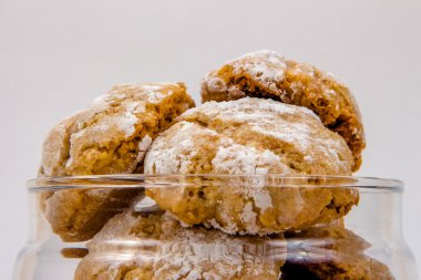 Amaretti kurabiye şeffaf cam yakın çekim