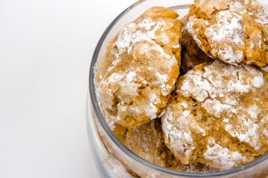 3 kadar şeffaf cam amaretti çerezleri kapatın