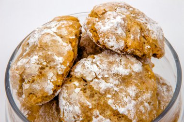 2 yukarı şeffaf cam amaretti çerezleri kapatmak