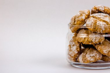 Amaretti saydam cam kavanoza yakın çekim