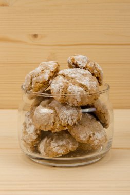 Ahşap masa 6 üzerinde kavanoza İtalyan Badem Çerezler