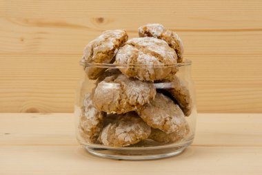 Ahşap masa üzerinde kavanoza İtalyan Badem Çerezler