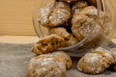 İtalyan aşçı amaretti yakın çekim keten peçeteye 4