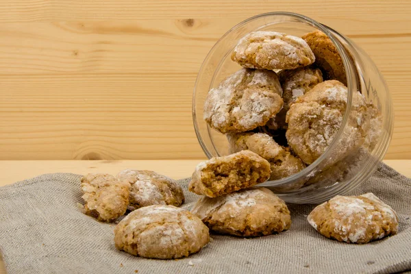 Glazen pot met Italiaanse koekjes amaretti afgevallen — Stockfoto