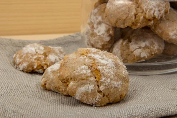 Italiaanse koekjes amaretti close-up op linnen servet 2 — Stockfoto