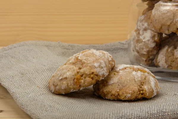 İtalyan aşçı amaretti keten peçeteye kapat