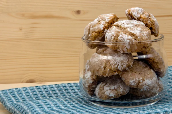 Italiaanse cookies in glazen pot op katoen servet — Stockfoto