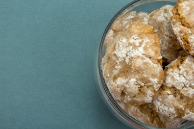 Mavi arka plan ev yapımı bisküvi badem Cam Kavanoz