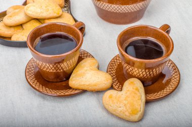 Kalp, iki bardak kahve şeklinde kurabiye