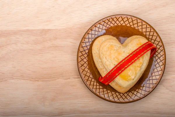 Ciasteczka kształt serca z czerwoną wstążką — Zdjęcie stockowe