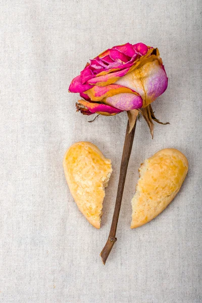 Kurabiye ev yapımı kırık kalp ve kurutulmuş gül