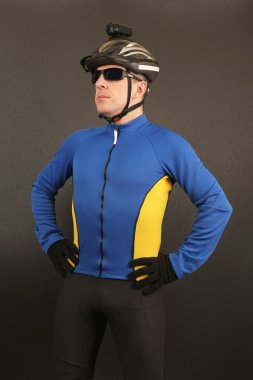 En iyi biçimde erkek bisikletçi portresi stüdyo