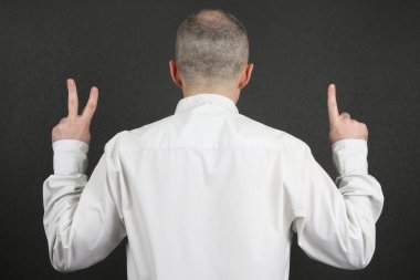 geri, duran adam ellerini gösterir 2 ve 1 belirtileri