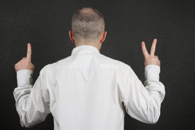 geri, duran adam ellerini gösterir 1 ve 2 belirtileri