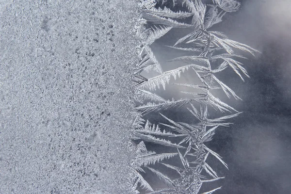 Ovanlig frost på ett vinter fönster — Stockfoto