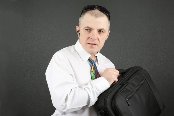 Hombre de negocios con un maletín mirando a un lado — Foto de Stock