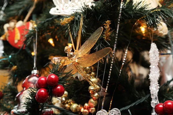 Decoraties en feestelijk speelgoed op de kerstboom — Stockfoto
