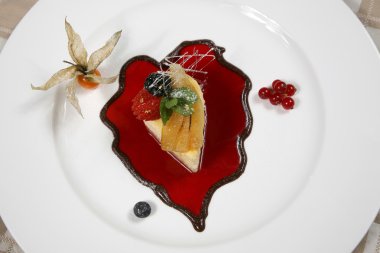 nefis meyve tatlı bir yelkenli tekne ile altın şeklinde