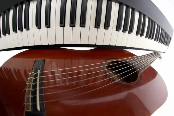Touches de piano et guitare classique en gros plan sur fond blanc — Photo