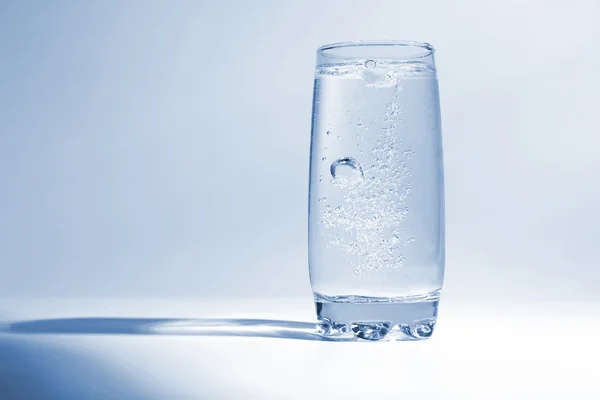 透明なガラスの中に気泡と水します。 — ストック写真