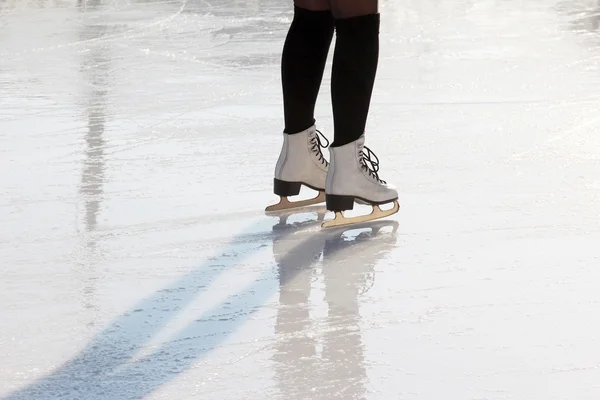 Patinaje sobre el hielo en tiempo soleado — Foto de Stock