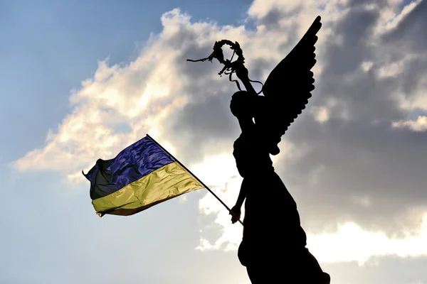 Η σιλουέτα του μνημείου της ανεξαρτησίας σε Κχαρκίβ, Ουκρανία — Φωτογραφία Αρχείου