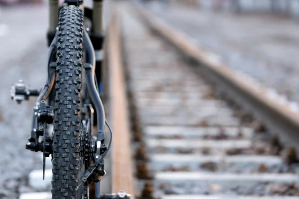 A bicicleta fica em uma ferrovia — Fotografia de Stock