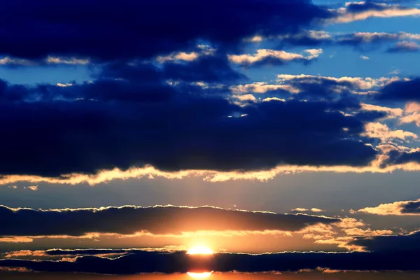 Pôr-do-sol colorido no céu — Fotografia de Stock