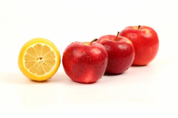 Нарізати лимон і три яблука на білому тлі — стокове фото