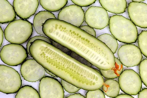 Corte longitudinalmente o pepino no fundo do pepino fatiado — Fotografia de Stock