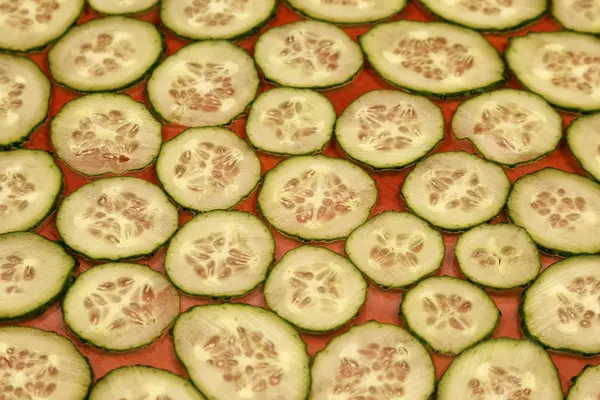 Arka plandan ince dilim dilimlenmiş salatalık — Stok fotoğraf