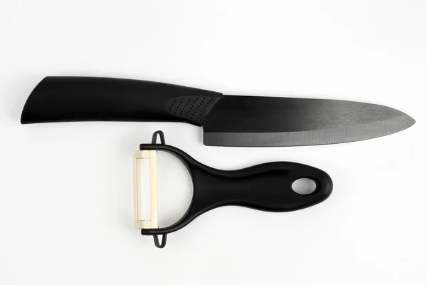 Keramisk kniv för rengöring av grönsaker på vit bakgrund — Stockfoto