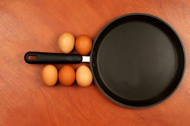 Beş tavuk yumurtası tavada pişirme önce üzerinde