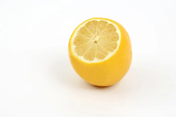 Couper le citron sur un fond blanc — Photo