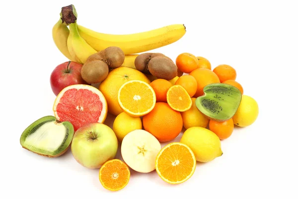 Різні фрукти цілі і нарізані на білому тлі — стокове фото