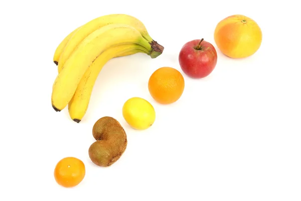 Frutas diferentes sobre una superficie inclinada sobre un fondo blanco — Foto de Stock