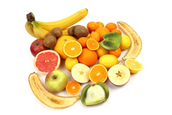 Frutas frescas apiladas juntas sobre fondo blanco — Foto de Stock